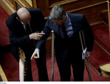 Ρήξη χιαστών για τον Κ. Καραγκούνη της ΝΔ - Με πατερίτσες στην Βουλή (φωτό)